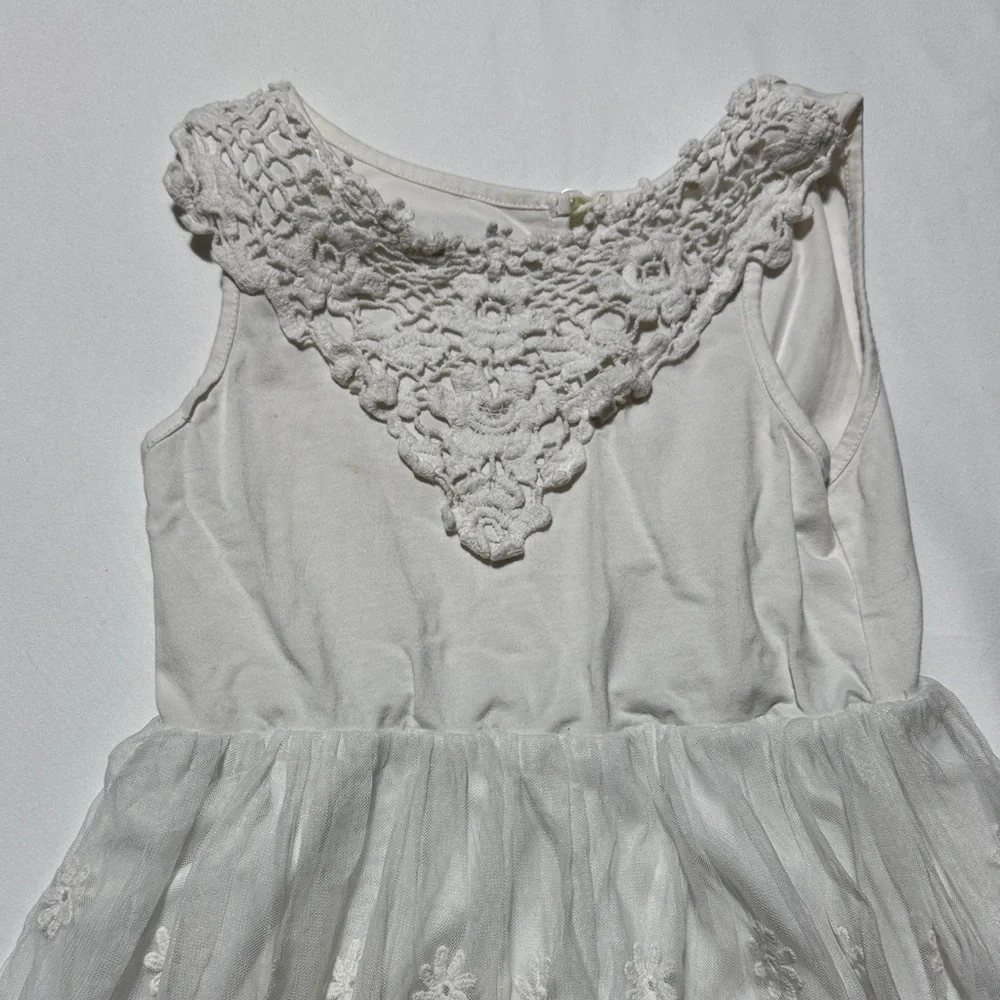 Elegant White Lace Dress - Picture 2 of 6